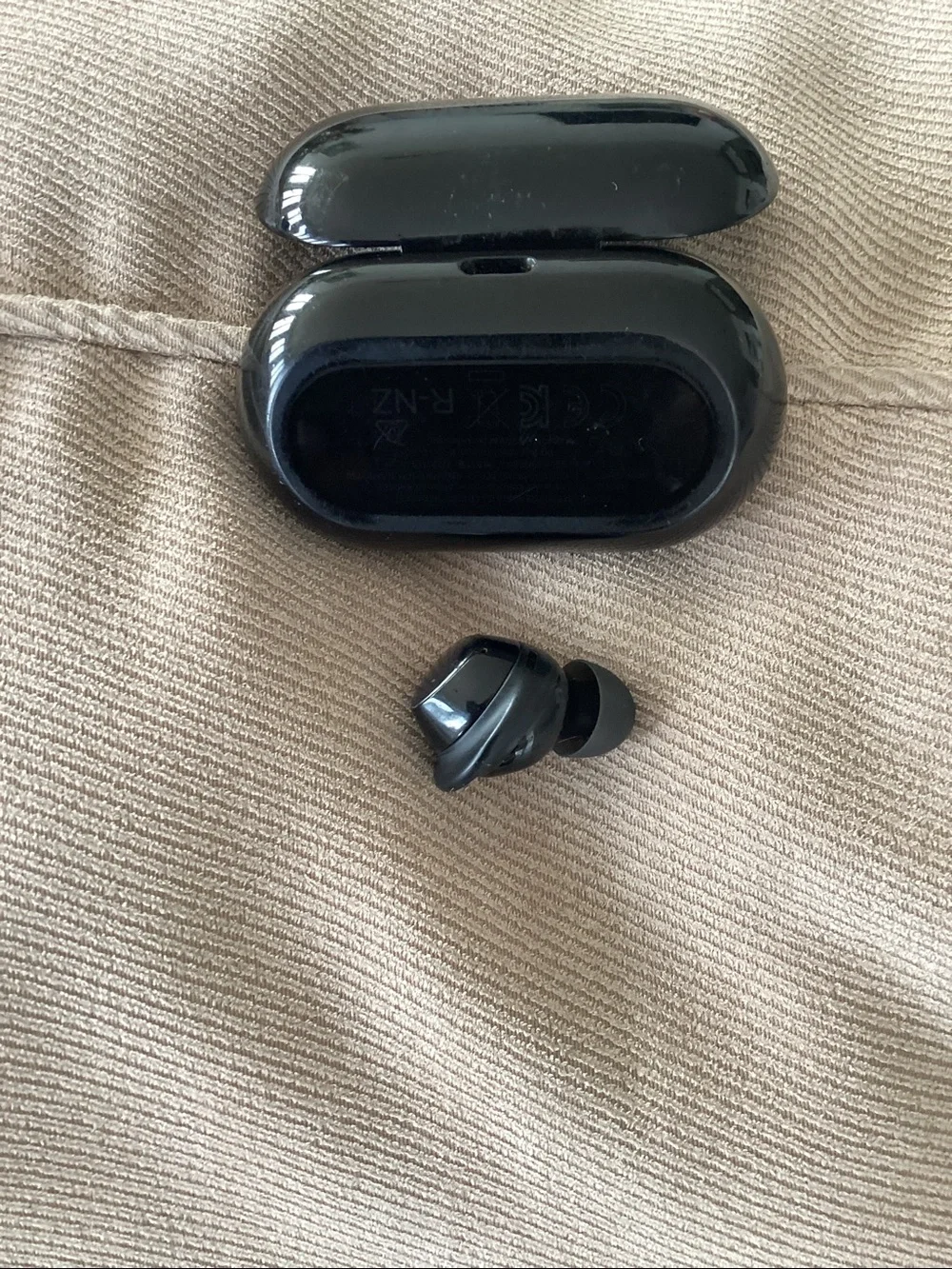 Samsung Black Gloss Earbud Charging Case with one right earbud